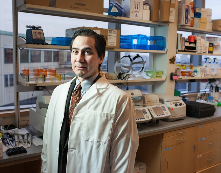 Дэн Баруш, иммунолог из медицинского центра Beth Israel Deaconess и Гарвардской медицинской школы, возглавляет команду, которая создала вакцину, называемую Ad26.